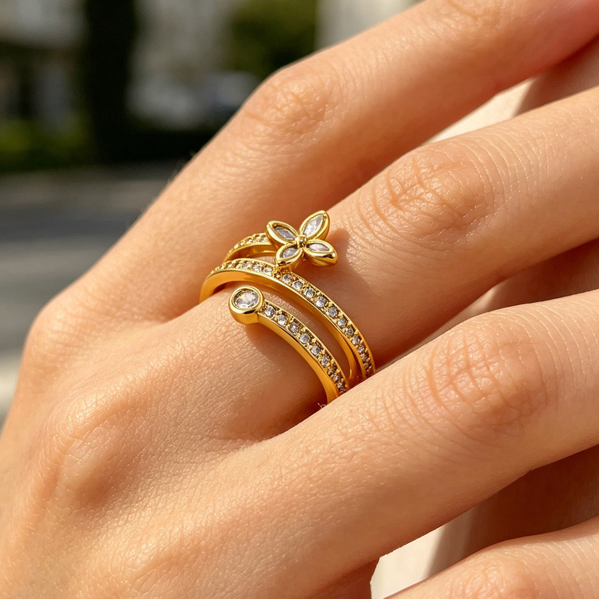 Verstellbarer Ring mit Blütendesign