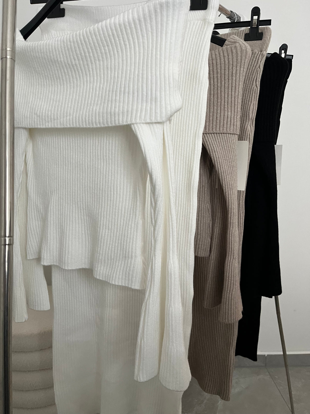 Strickset mit Offshoulder Pullover & Rock | Weiß