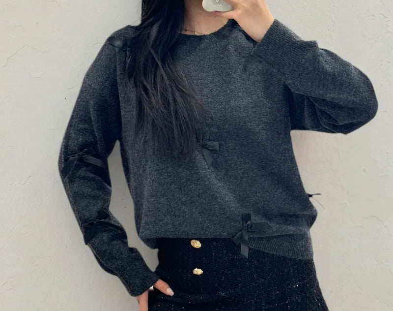 Pullover mit schwarzen Schleifen –  | Schwarz