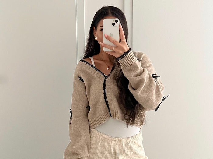 Strickjacke mit Lederschleifen | Taupe