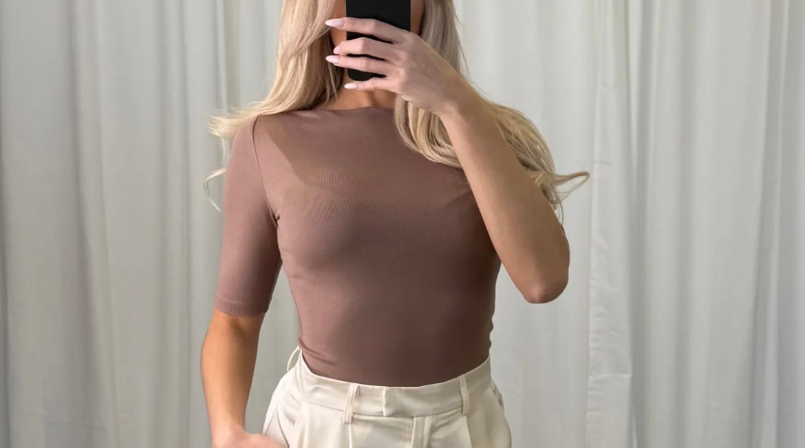 Basic Stretch Shirt – Figurbetontes Kurzarm Top | Braun