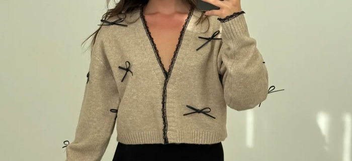 Strickjacke mit Lederschleifen | Taupe