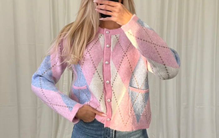 Strickjacke mit Rautenmuster & Knöpfen – Rosa