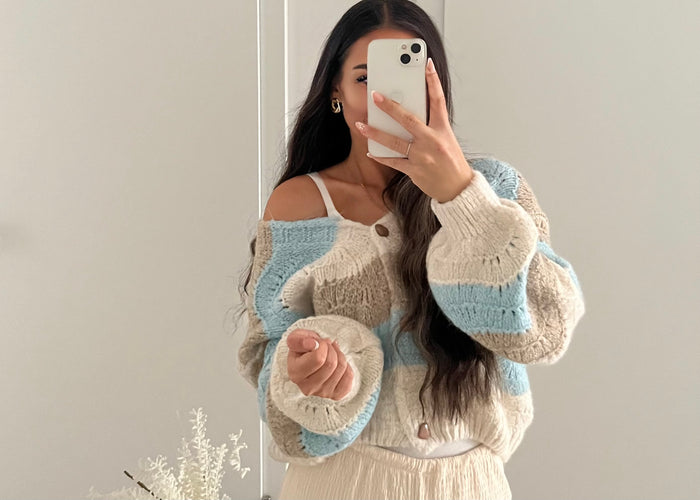 Strick-Cardigan mit Streifenmuster und Herzknöpfen – Blau