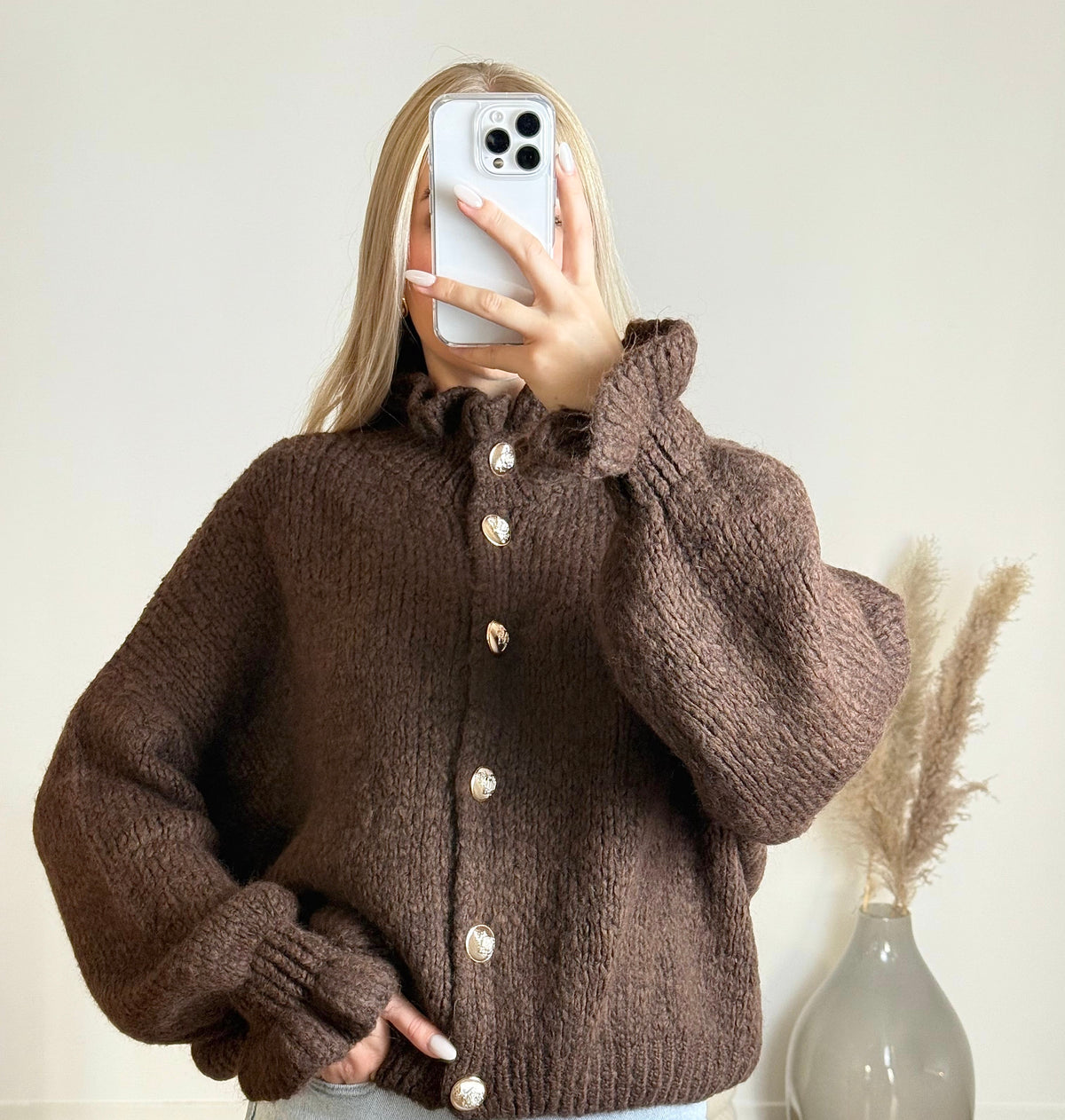 Strickjacke mit Knöpfen und Puffärmeln in Braun