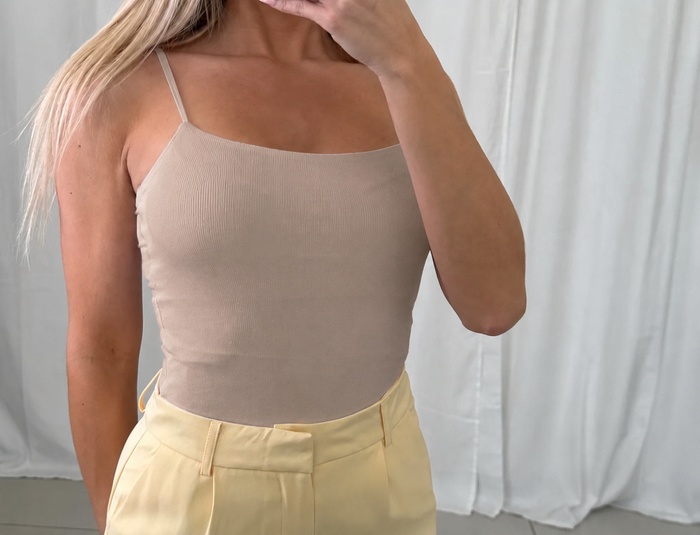 Basic Stretch Spaghettiträger Top  | Helles Taupe