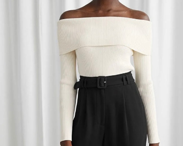 Schulterfreier Strickpullover mit weitem Kragen – Creme
