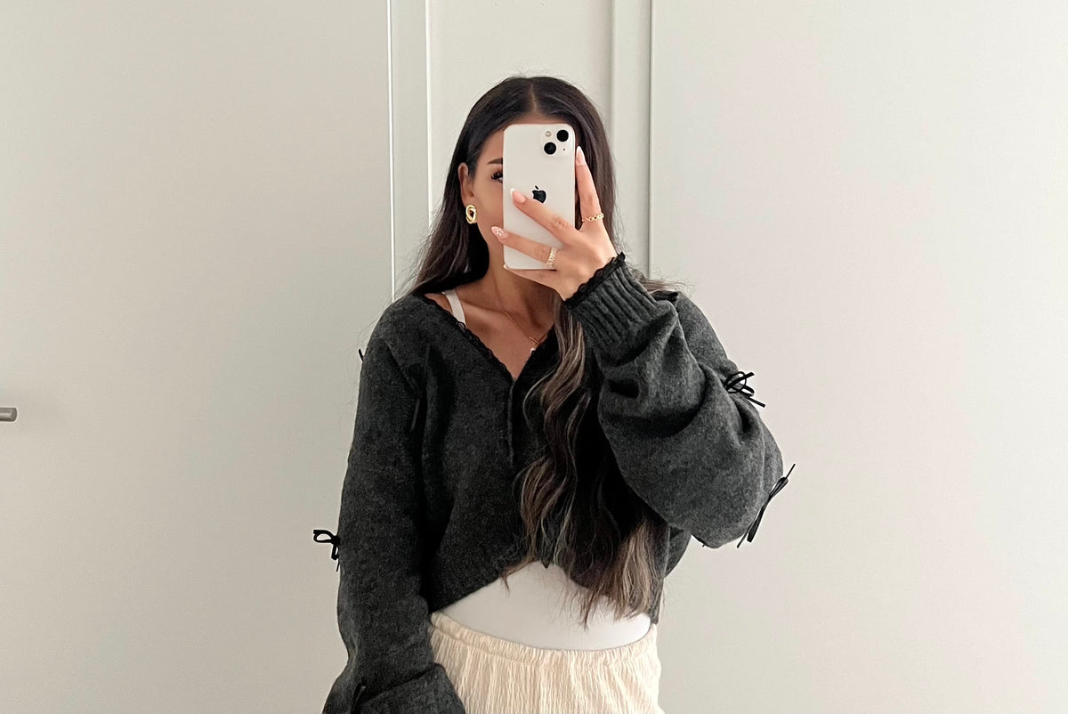 Strickjacke mit Lederschleifen | Anthrazit