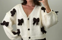 Strickjacke mit großen Schleifen | Braun