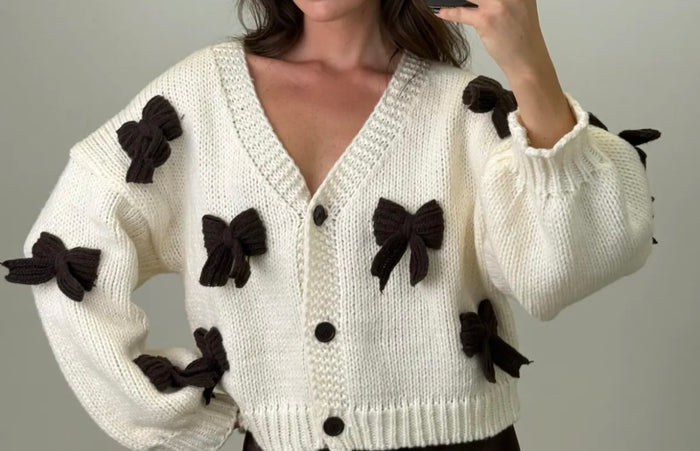 Strickjacke mit großen Schleifen | Braun
