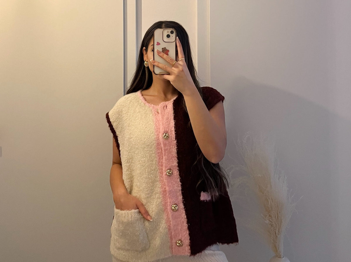 Strickweste zweifarbig mit Knöpfen & Tasche – Bordeaux
