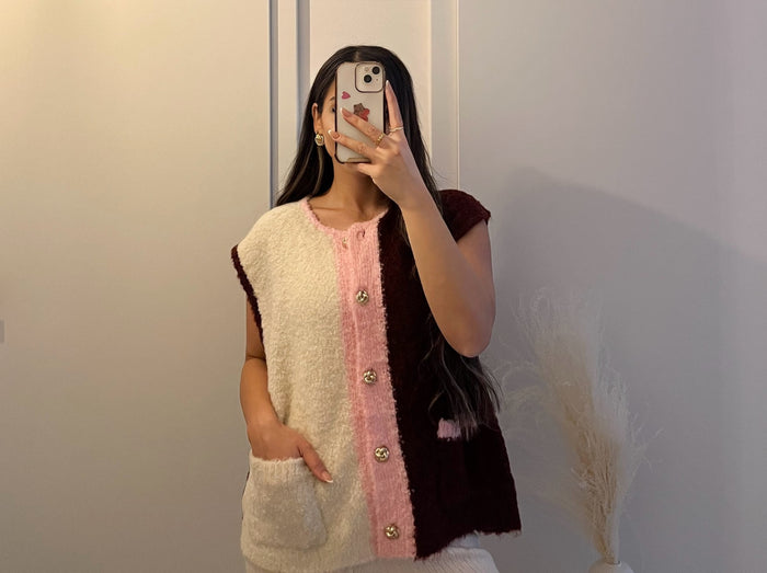 Strickweste zweifarbig mit Knöpfen & Tasche – Bordeaux