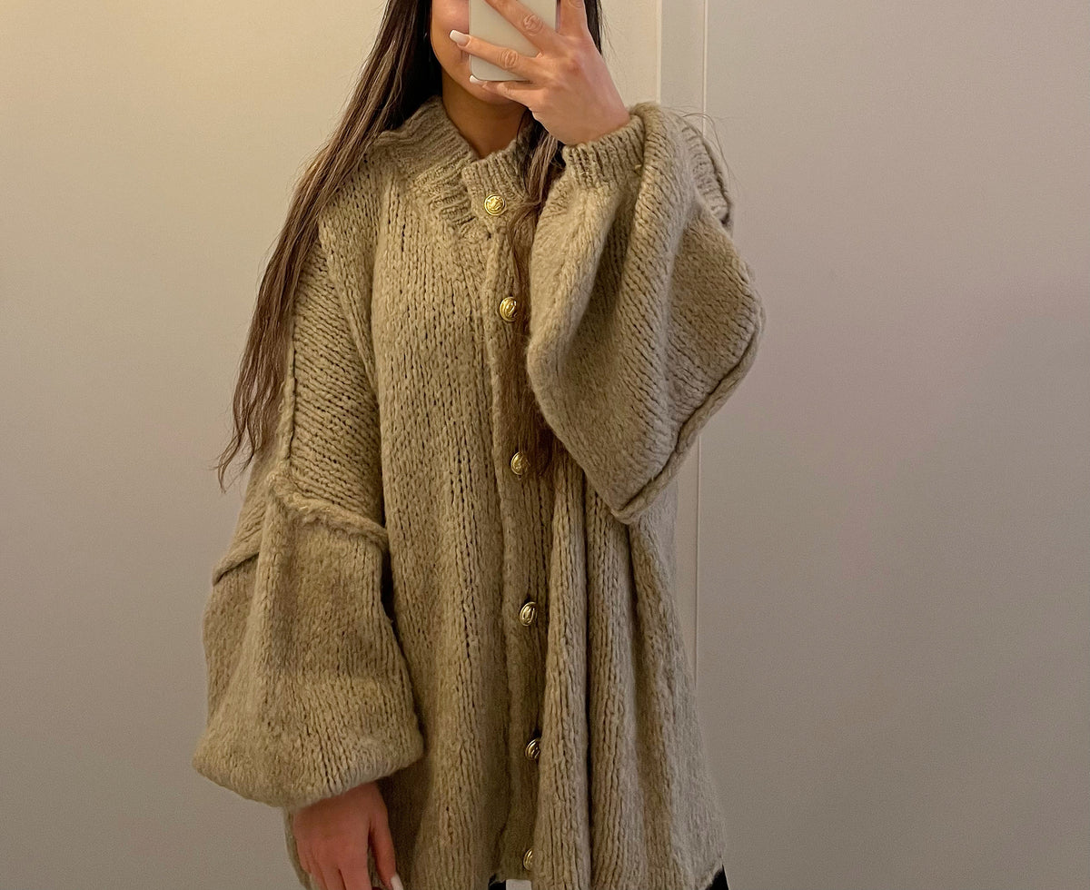 Oversize Cardigan mit goldenen Knöpfen