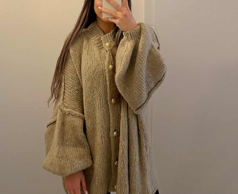 Oversize Cardigan mit goldenen Knöpfen