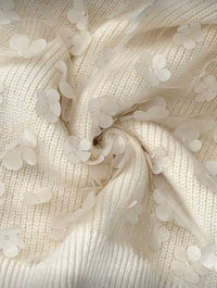 Strickpullover mit 3D-Blumenapplikation – Creme