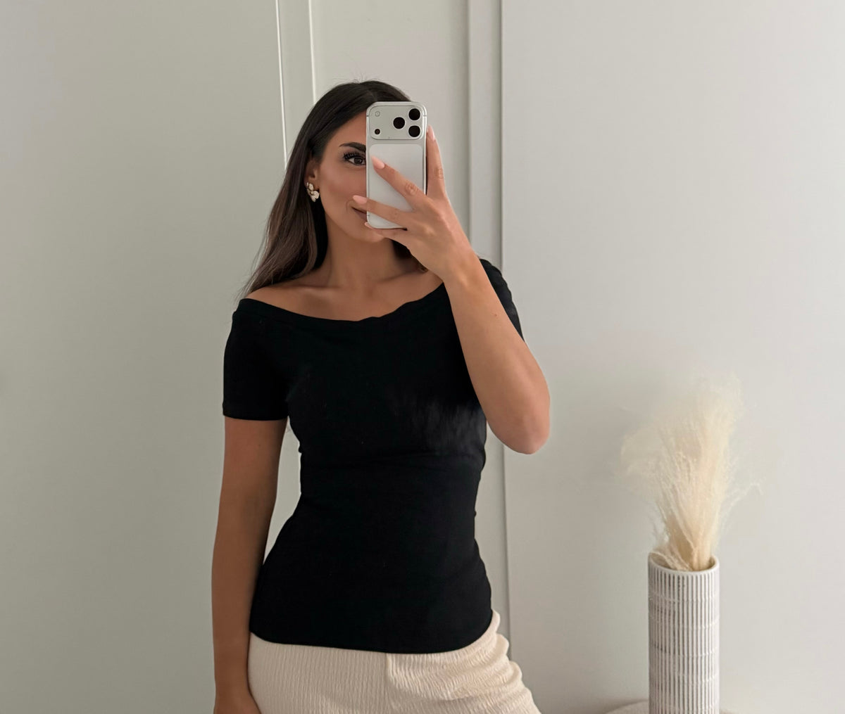 Basic Stretch schulterfreies Shirt – Figurbetontes T-Shirt | Schwarz