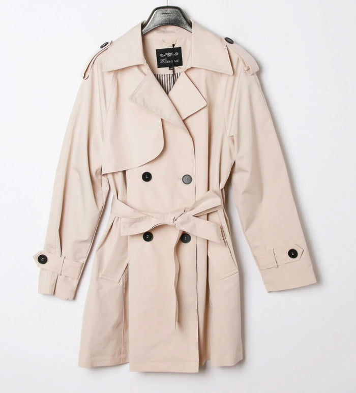Kurzer Damen Trenchcoat mit Gürtel – Doppelreihiger Übergangsmantel – Beige
