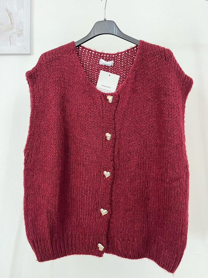Strickweste mit Herzknöpfen | Weinrot