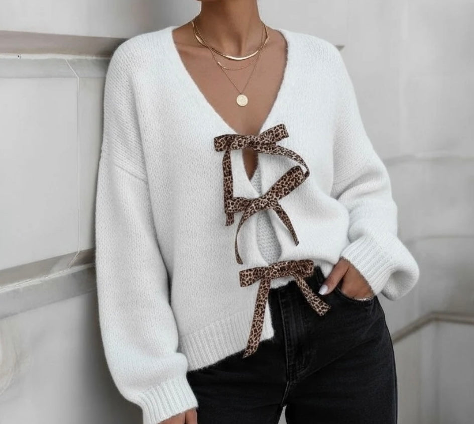 Strickjacke mit Leoparden-Schleifen und V-Ausschnitt | Weiß