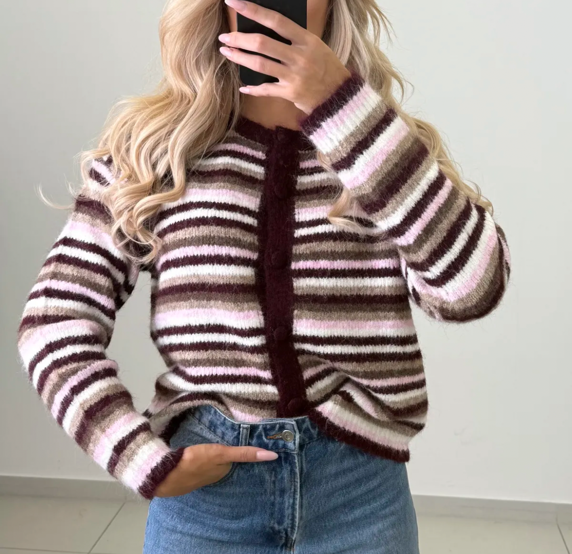 Gestreifter Strickpullover mit Kontrastbündchen