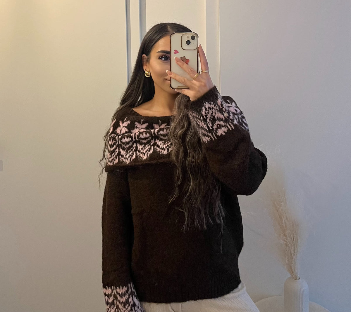 Nordic Whisper Pullover – Off-Shoulder Strick mit Jacquardmuster | Braun