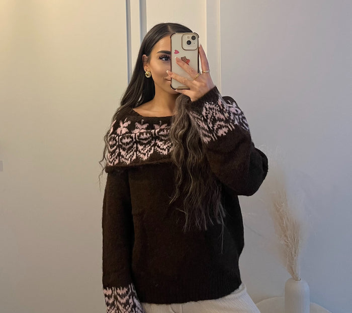 Nordic Whisper Pullover – Off-Shoulder Strick mit Jacquardmuster | Braun