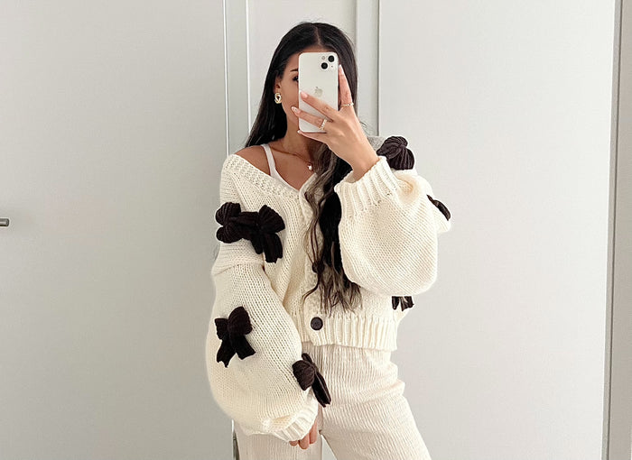 Strickjacke mit großen Schleifen | Braun