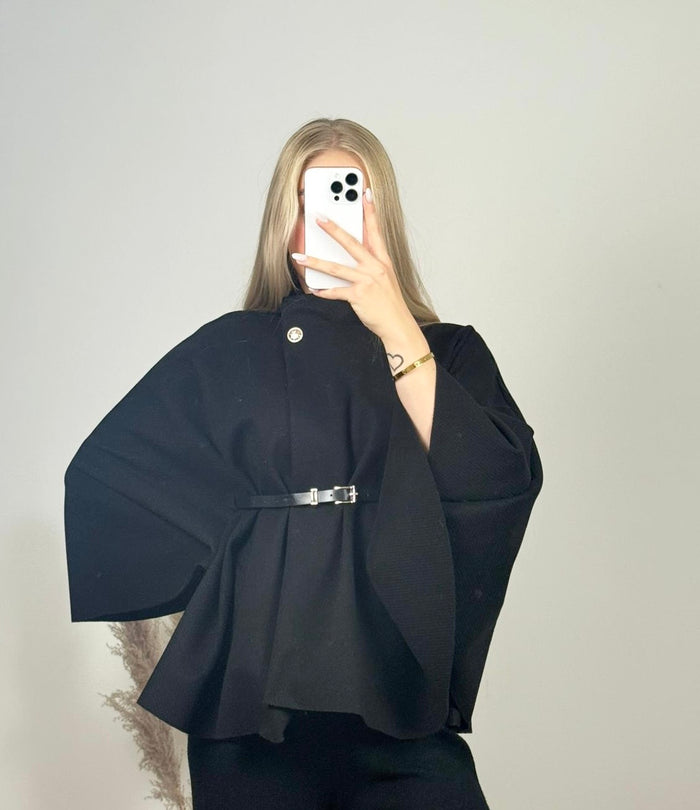 Elegantes Cape mit Gürtel – weiter Mantel mit Stehkragen | Schwarz