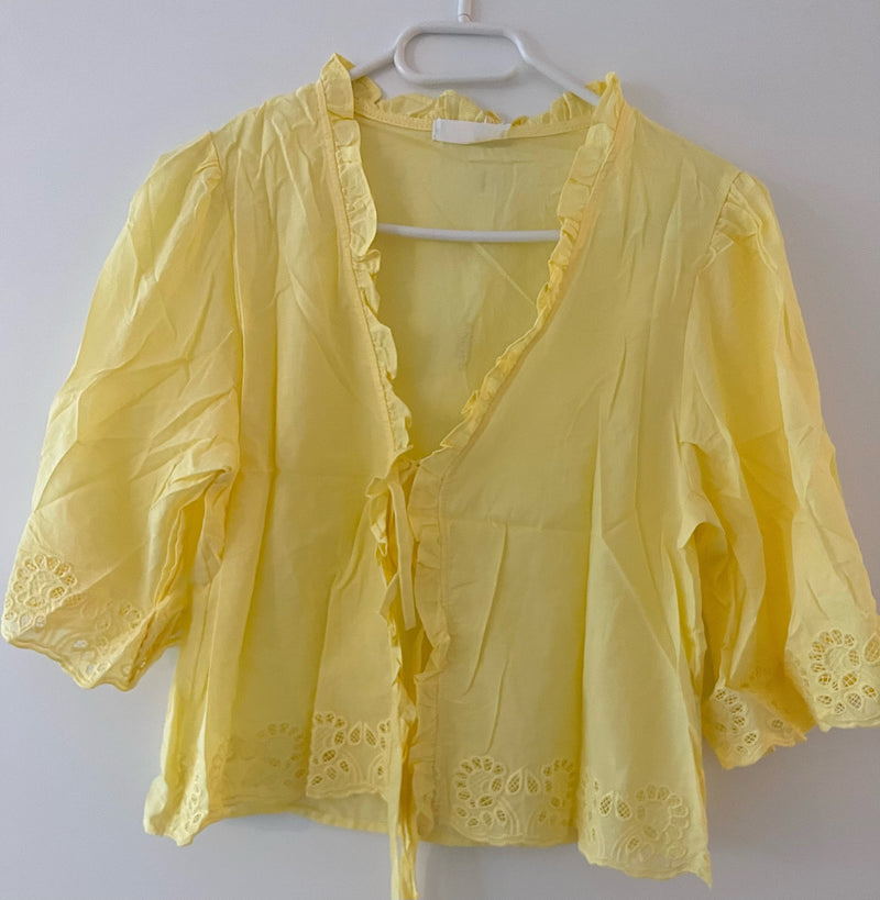 Gelbe Rüschenbluse