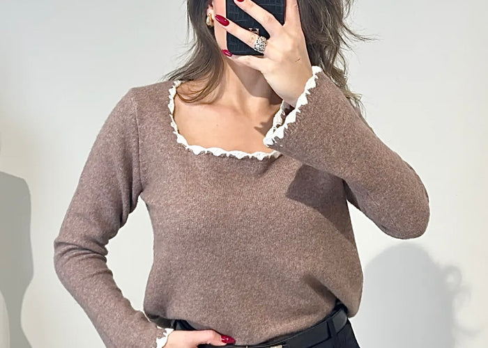 Pullover mit Rüschen-Detail – eckiger Ausschnitt | Braun