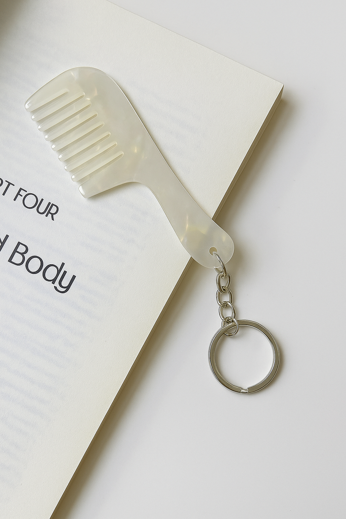 Mini Kamm Schlüsselanhänger Perlmutt Look – Handtaschenkamm mit Silberring