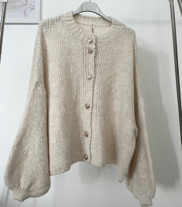 Kurze Oversize Strickjacke mit Knöpfen | Creme