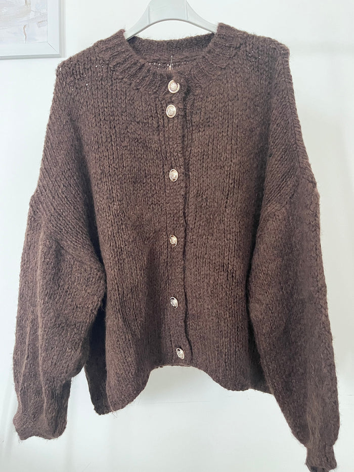 Kurze Oversize Strickjacke mit Knöpfen | Braun