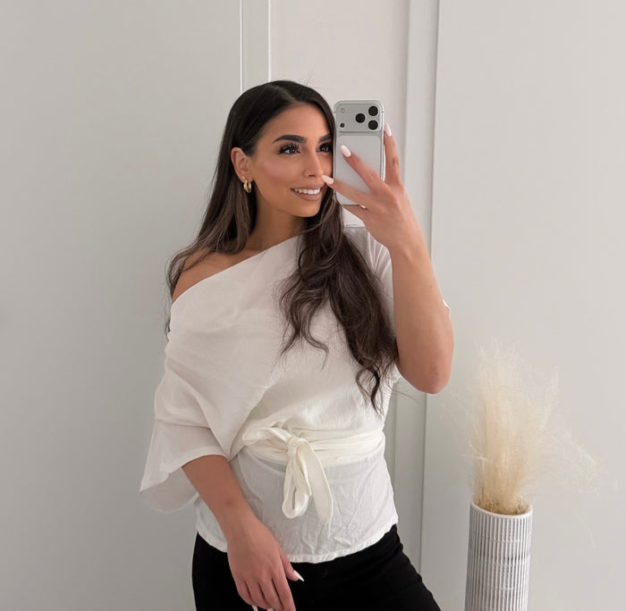 Off Shoulder Wickelbluse mit Bindegürtel – Locker fallendes Oberteil | Weiß