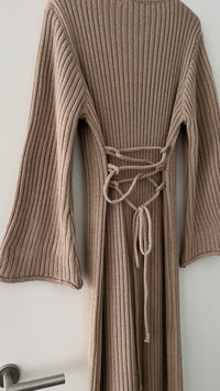 Rippstrick-Kleid mit Rücken-Schnürung | Taupe