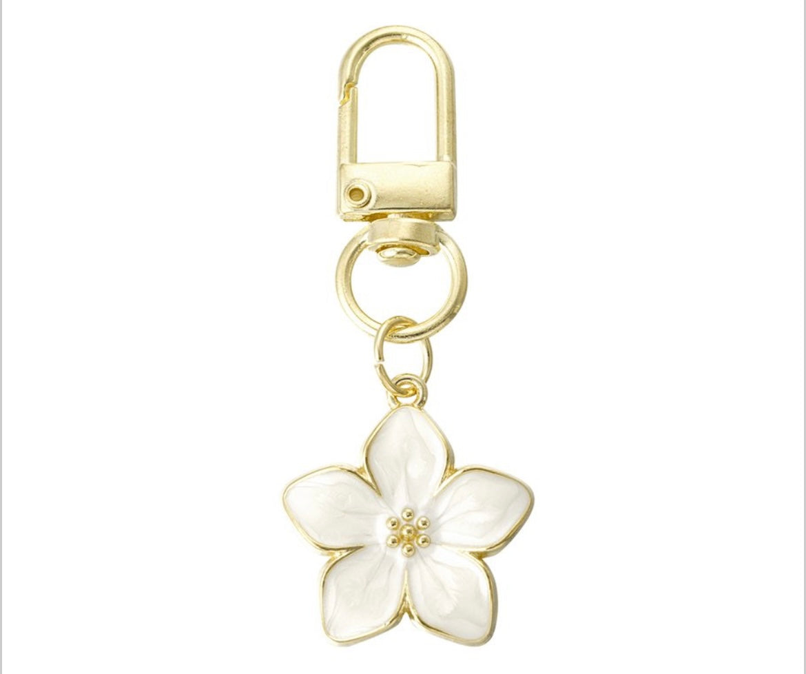 Goldfarbener Blumenanhänger mit Emaille-Blüte – Weiß