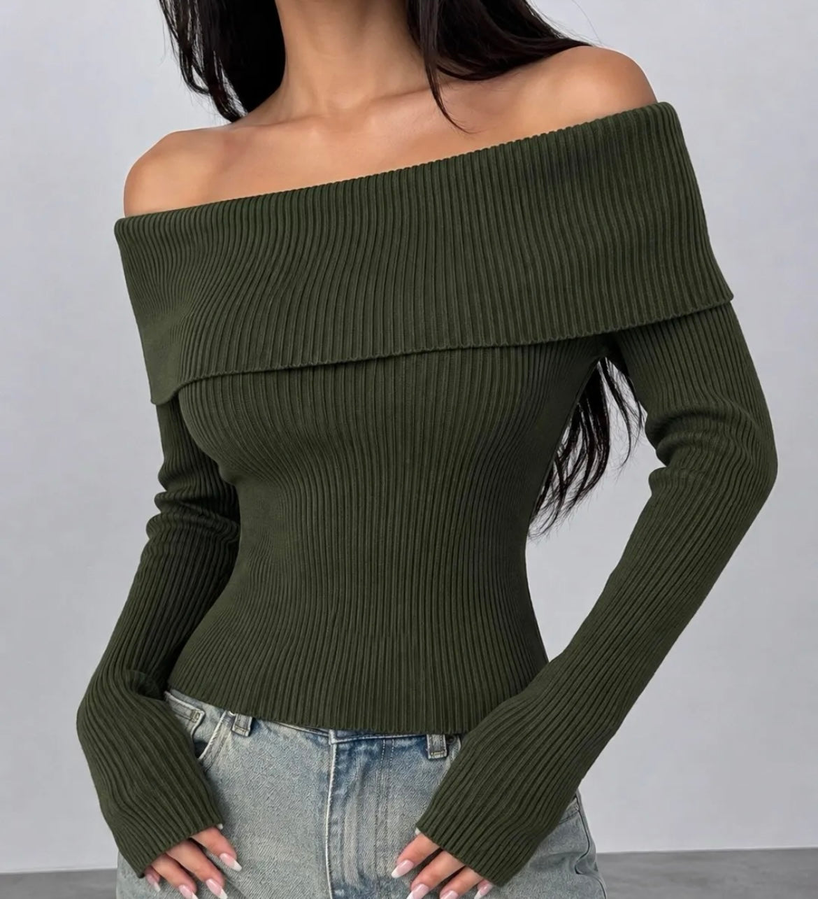 Schulterfreier Strickpullover mit weitem Kragen – Khaki