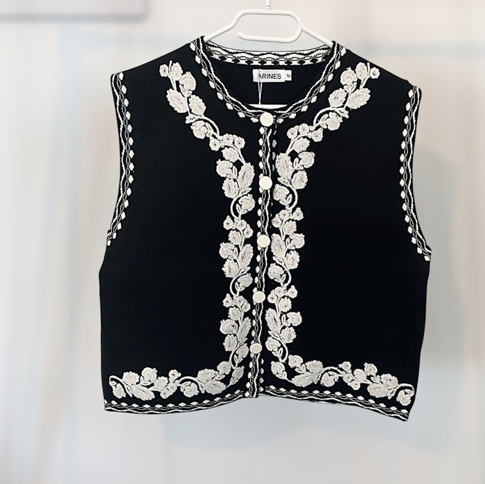 Bestickte schwarze Strickweste mit weißen Blumen