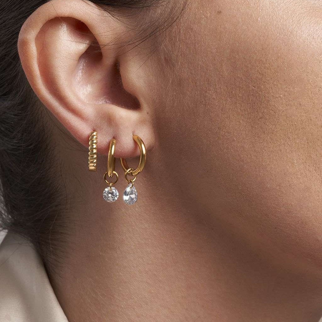 Huggie Ohrringe mit Zirkonia Tropfenanhänger