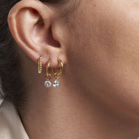 Huggie Ohrringe mit Zirkonia Tropfenanhänger