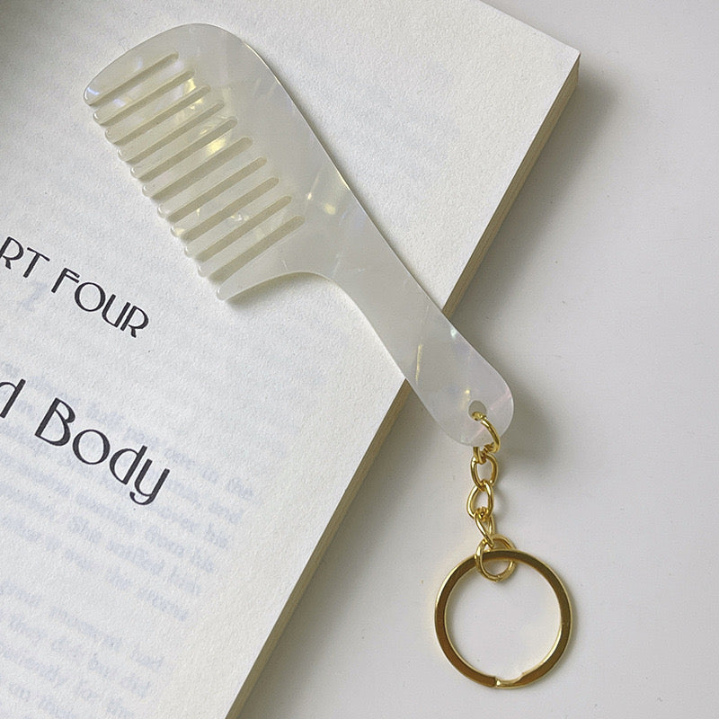 Mini Kamm Schlüsselanhänger Perlmutt Look – Handtaschenkamm mit Goldring