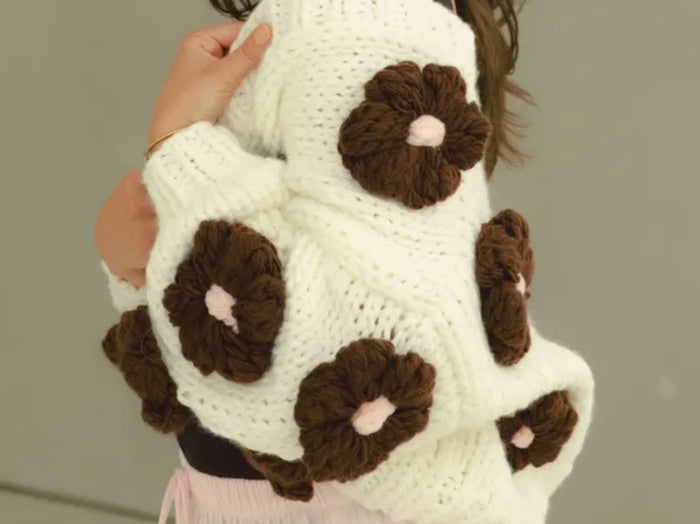 Handmade Strickjacke mit Blumen | Braun