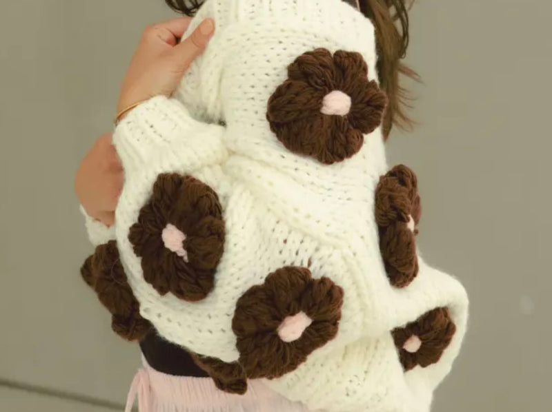 Handmade Strickjacke mit Blumen | Braun