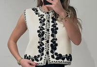 Bestickte Strickweste mit schwarzen Blumen