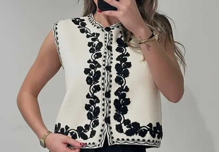 Bestickte Strickweste mit schwarzen Blumen