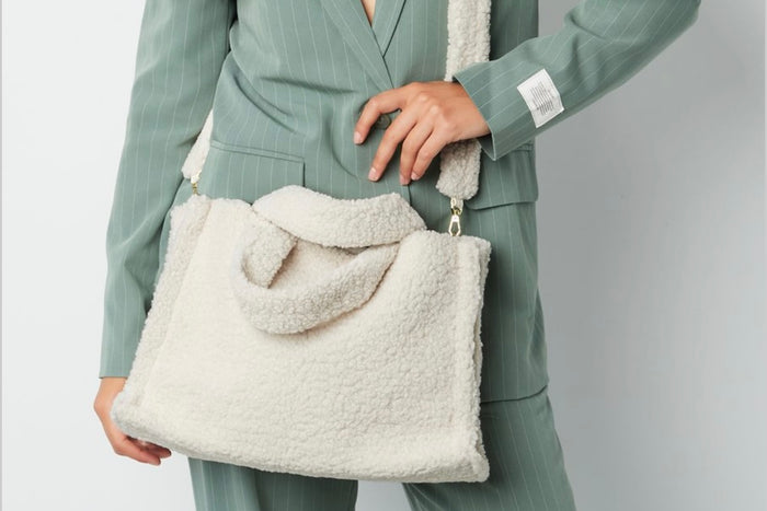 Flauschige Schultertasche mit Henkel & Gurt