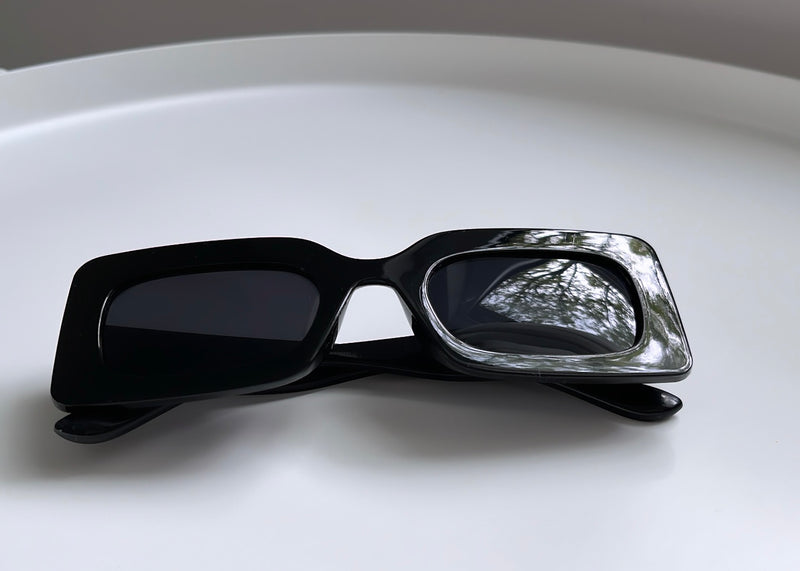 Rechteckige Sonnenbrille in schwarz