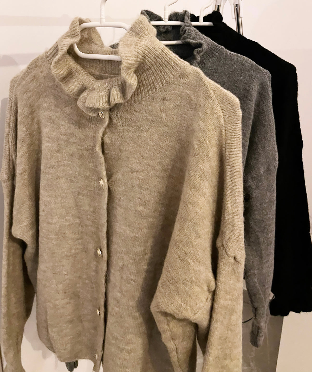 Strickjacke mit Rüschen