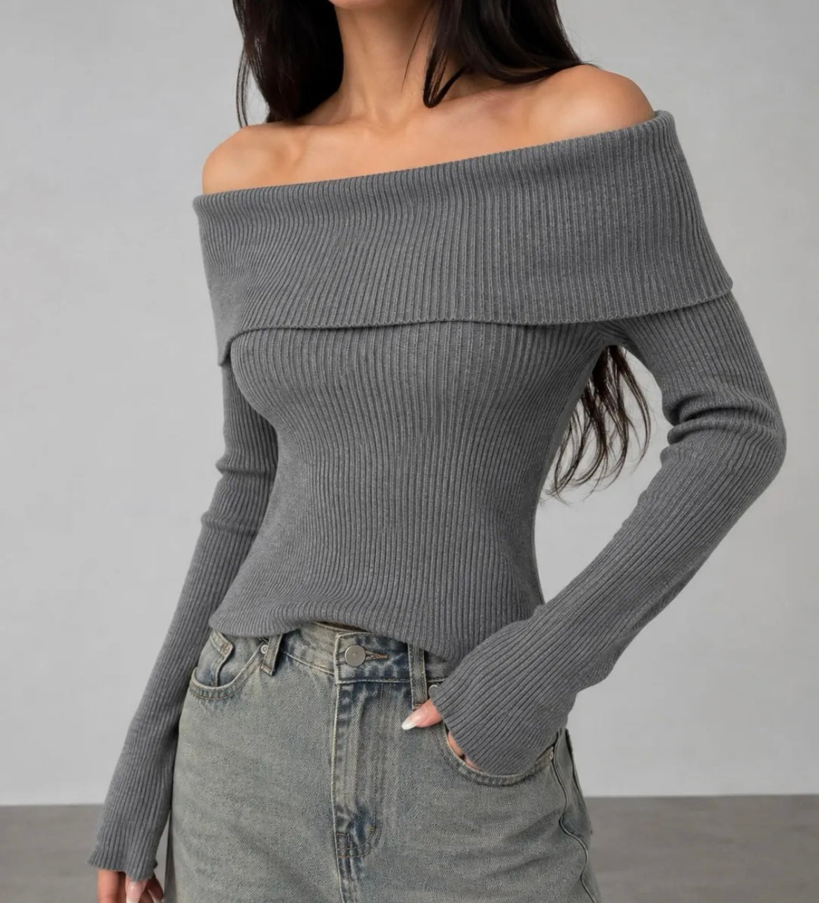 Schulterfreier Strickpullover mit weitem Kragen – Grau