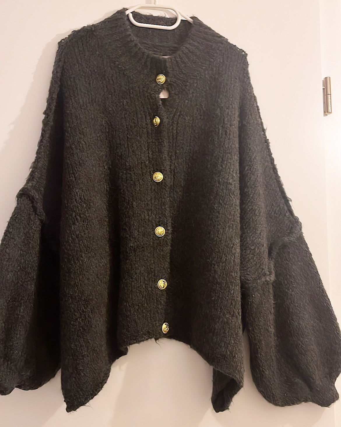Oversize Cardigan mit goldenen Knöpfen